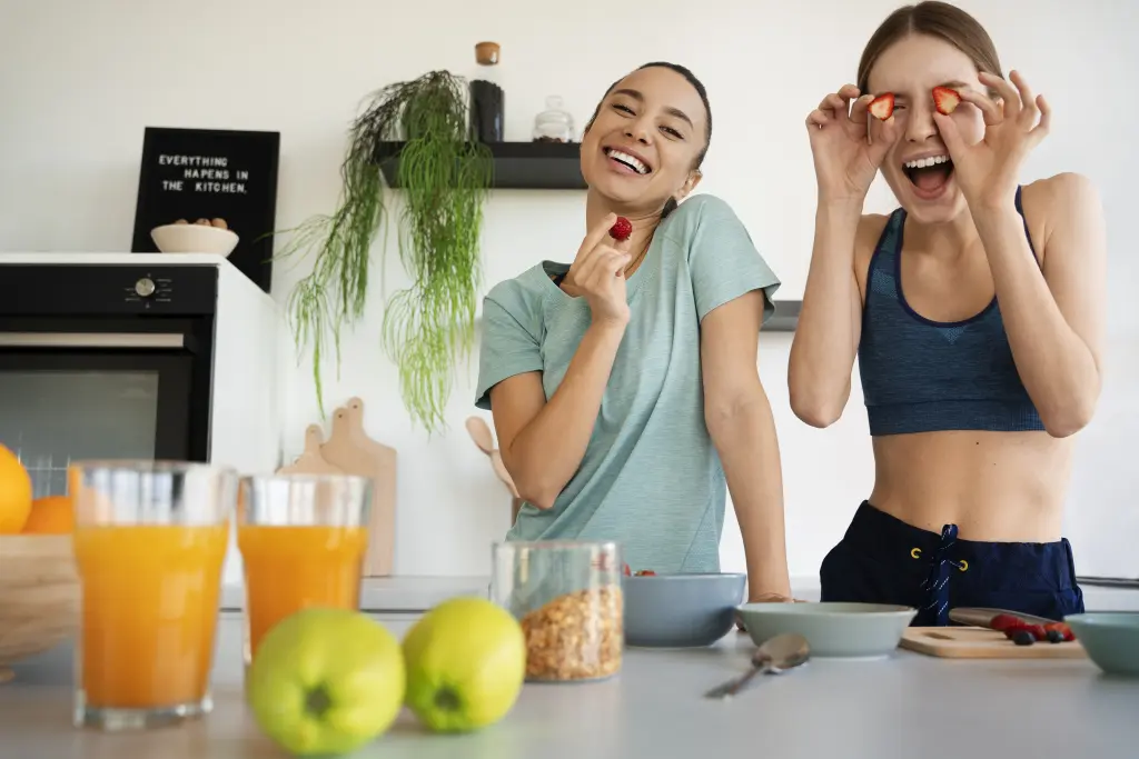 women-preparing-healthy-meals-front-view.jpg